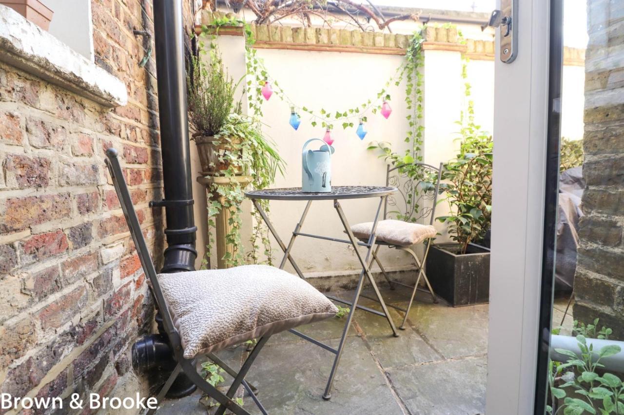 Stylish & Spacious 3 Bed Victorian House Sleeps Up To 7 - Near O2, Museums, Excel, Mazehill Station 12 Mins Direct Into London Bridge Villa Buitenkant foto